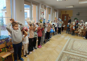 Dzieci prezentują swoje misie.