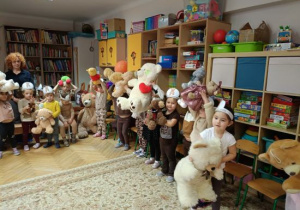 Dzieci prezentują swoje misie.