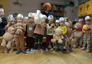 Biedronki prezentują swoje misie.