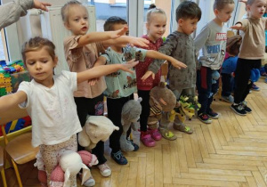 Dzieci wykonują misiową gimnastykę.