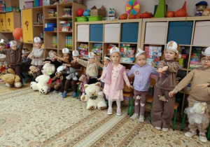 Dzieci wykonują misiową gimnastykę.