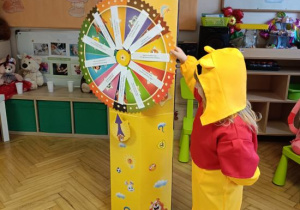 Zabawa z kołem fortuny i wykonywania misiowych zadań.