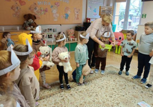 Dzieci wykonują jedną z konkurencji.