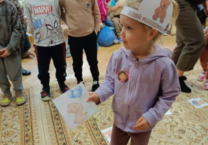 Dzieci wykonują jedną z konkurencji.