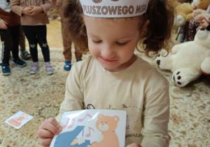 Dzieci wykonują jedną z konkurencji.