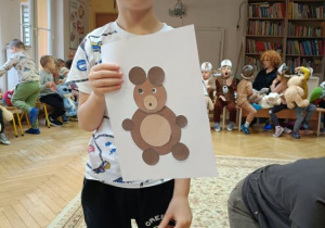 Chłopiec wykleił misia wg wzrou.