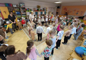 Zabawy ruchowe w kole.