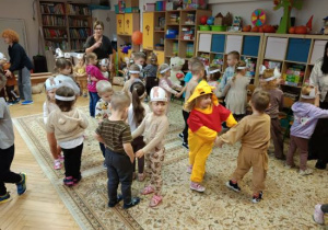 Tańce w parach do misiowych przebojów muzycznych.