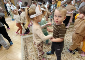 Tańce w parach do misiowych przebojów muzycznych.