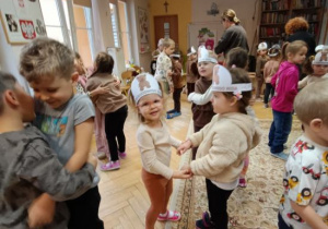 Tańce w parach do misiowych przebojów muzycznych.