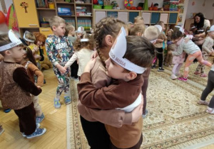 Tańce w parach do misiowych przebojów muzycznych.