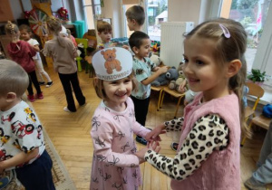 Tańce w parach do misiowych przebojów muzycznych.