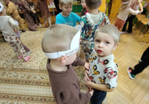 Tańce w parach do misiowych przebojów muzycznych.