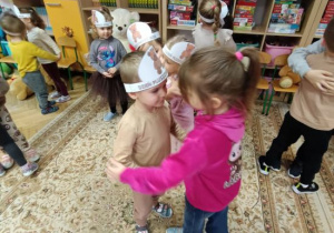 Tańce w parach do misiowych przebojów muzycznych.