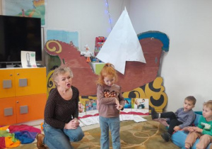 Dzieci uczestniczą w lekcji bibliotecznej.