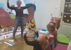 Dzieci uczestniczą w lekcji bibliotecznej.