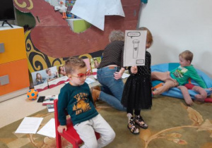 Dzieci uczestniczą w lekcji bibliotecznej.