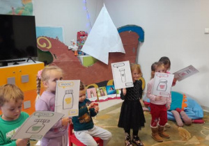 Dzieci uczestniczą w lekcji bibliotecznej.