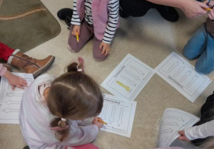 Dzieci uczestniczą w lekcji bibliotecznej.