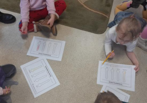 Dzieci uczestniczą w lekcji bibliotecznej.