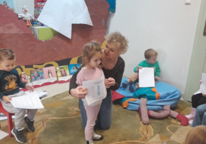 Dzieci uczestniczą w lekcji bibliotecznej.