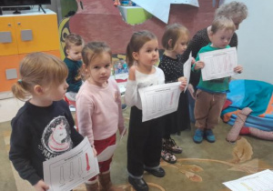 Dzieci uczestniczą w lekcji bibliotecznej.