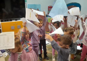 Dzieci uczestniczą w lekcji bibliotecznej.