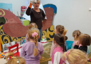 Dzieci uczestniczą w lekcji bibliotecznej.