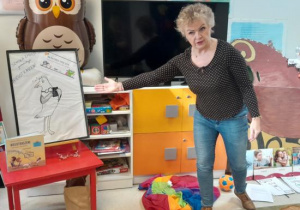 Dzieci uczestniczą w lekcji bibliotecznej.