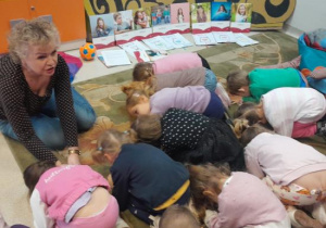 Dzieci uczestniczą w lekcji bibliotecznej.