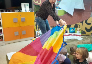 Dzieci uczestniczą w lekcji bibliotecznej.