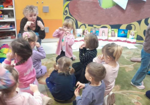 Dzieci uczestniczą w lekcji bibliotecznej.