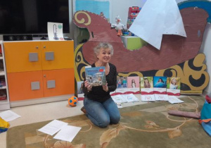 Dzieci uczestniczą w lekcji bibliotecznej.