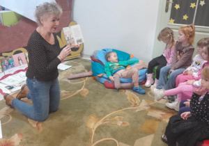 Dzieci uczestniczą w lekcji bibliotecznej.