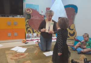 Dzieci uczestniczą w lekcji bibliotecznej.