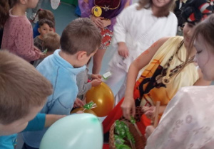 Dzieci podczas wizyty w Szkole dotyczącej praw dziecka.