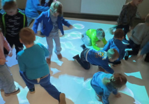 Dzieci podczas wizyty w Szkole dotyczącej praw dziecka.