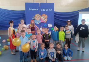 Dzieci podczas wizyty w Szkole dotyczącej praw dziecka.