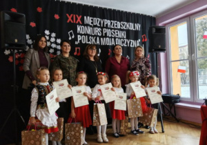 Pamiątkowe zdjęcie z uczestnikami konkursu oraz organizatorami.