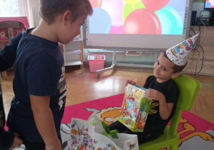 Poczęstunek z okazji urodzin i składanie życzeń.