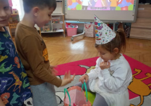 Poczęstunek i składanie życzeń jubilatce.