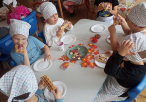 Dzieci przygotowują gofry.