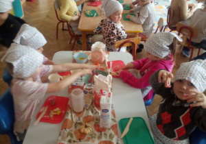 Dzieci przygotowują gofry.