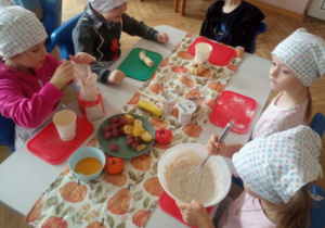 Dzieci przygotowują gofry.