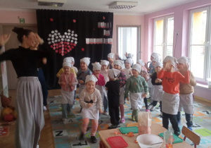 Dzieci biorą udział w warsztatach kulinarnych.