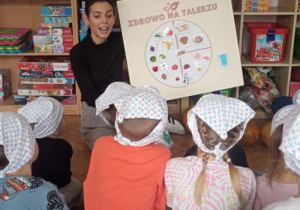 Dzieci biorą udział w warsztatach kulinarnych.