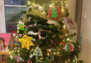 Gotowa choinka ubrana przez dzieci.