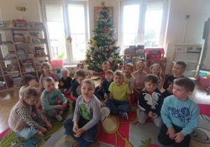 Pamiątkowe zdjęcie przy choince.