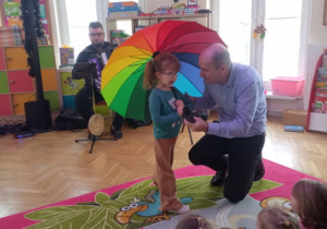 Dzieci uczestniczą w koncercie.