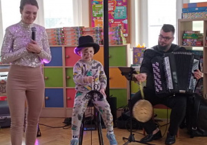 Dzieci uczestniczą w koncercie.